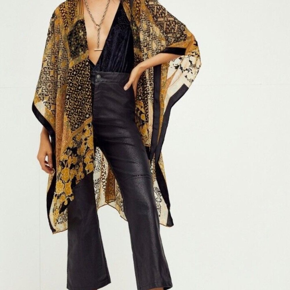 SOLD FREE PEOPLE Beguiled Patchwork Burnout Velvet Kimono NEW ONE SIZE - Picture 1 of 13